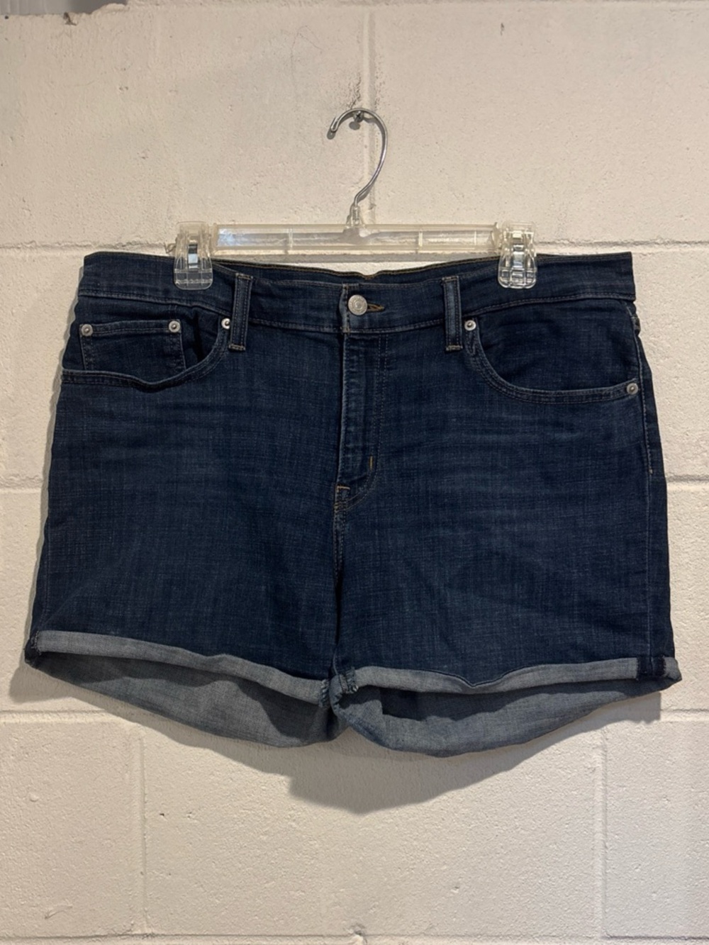 Levi’s mid length women’s shorts cuff denim size 32